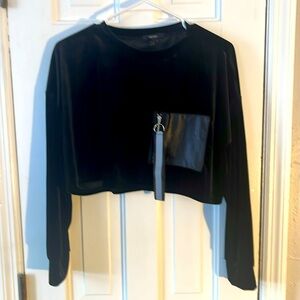 NWOT FOREVER 21 Women's Long-Sleeve Black Velour Crop Top with Front Pocket SZ S